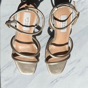 NWT STEVEN BY STEVE MADDEN
Jaimeh Tubular Sandals
